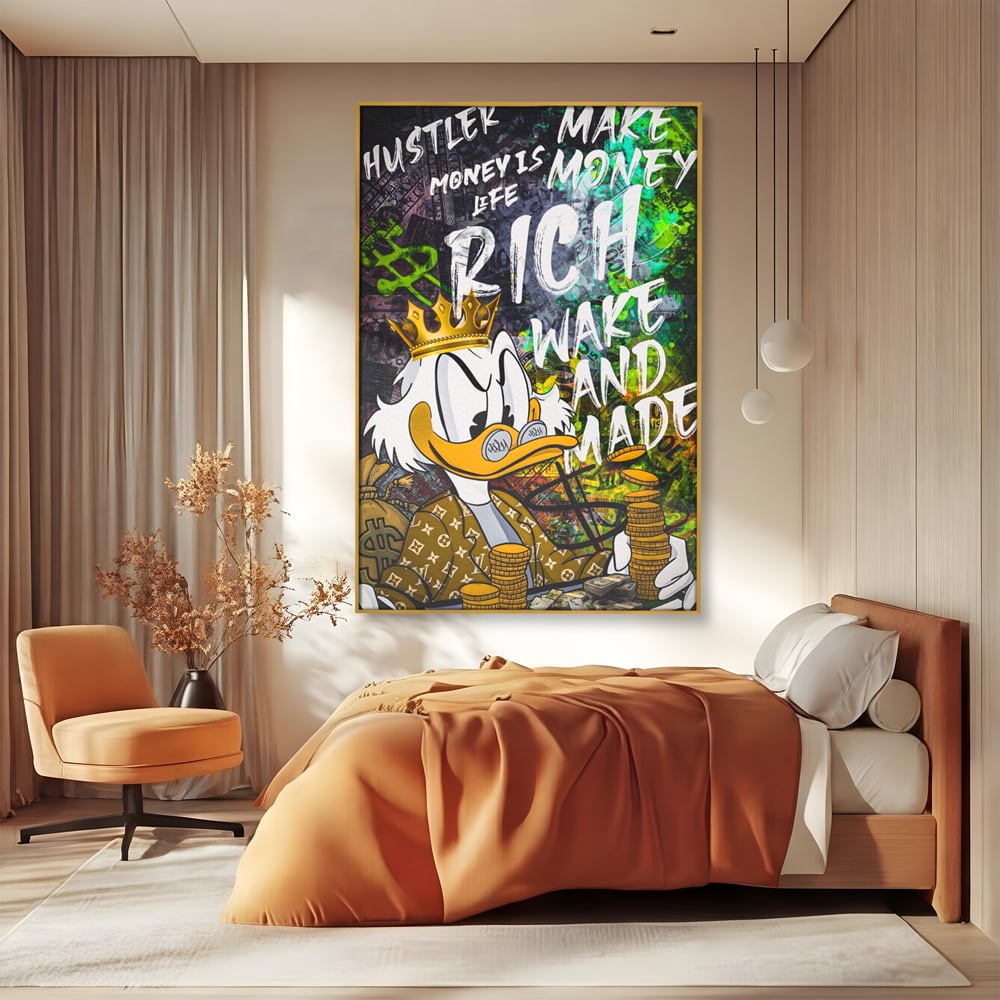 Tablou canvas cu tablou canvas cu scrooge mcduck si bani, in rama de aluminiu auriu, pe perete intr-un dormitor