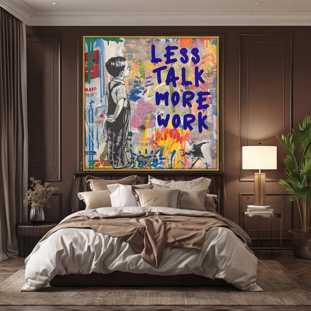 Tablou canvas cu tablou canvas cu mesaj motivational, in rama de aluminiu auriu, pe perete intr-un dormitor