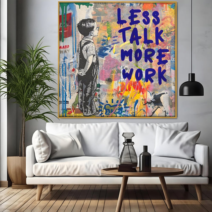 Tablou canvas cu tablou canvas cu mesaj motivational, in rama de aluminiu auriu, pe perete intr-un living