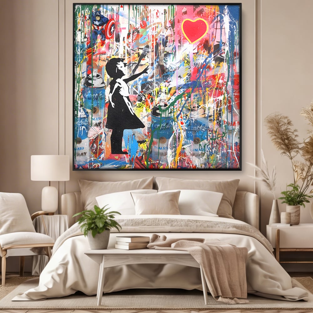 Tablou canvas cu tablou canvas cu silueta de copil si inima rosie, in rama de aluminiu negru, pe perete intr-un dormitor