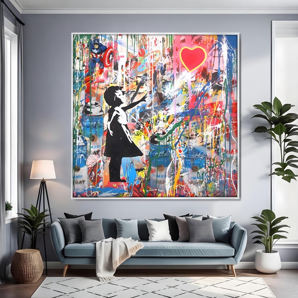 Tablou canvas cu tablou canvas cu silueta de copil si inima rosie, in rama de aluminiu argintiu, pe perete intr-un living