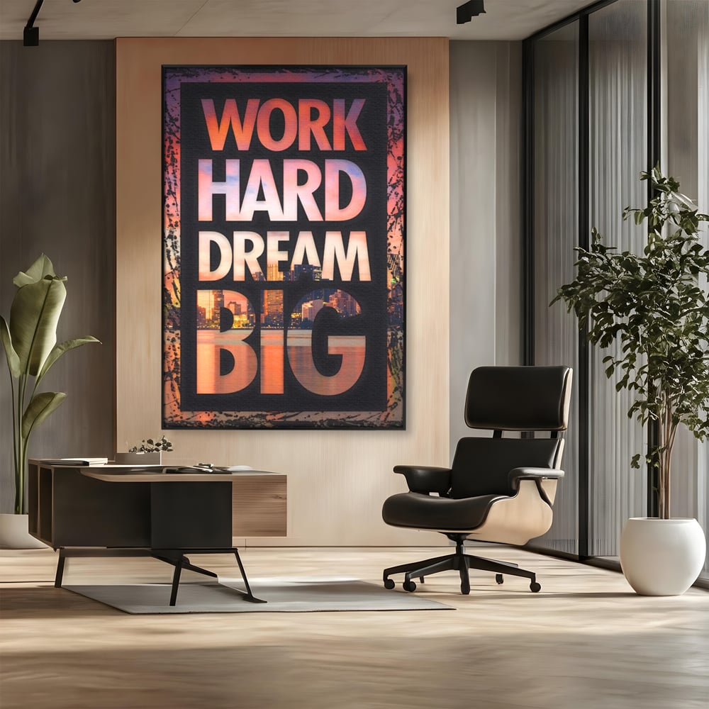 Tablou canvas cu tablou motivational cu peisaj urban nocturn, in rama de aluminiu negru, pe perete intr-un birou