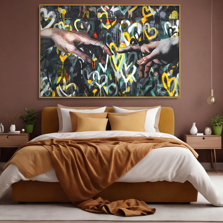 Tablou canvas cu tablou canvas cu maini si inimi, in rama de aluminiu auriu, pe perete intr-un dormitor