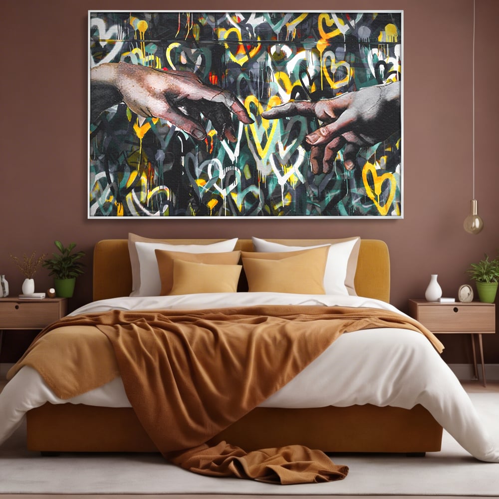 Tablou canvas cu tablou canvas cu maini si inimi, in rama de aluminiu argintiu, pe perete intr-un dormitor