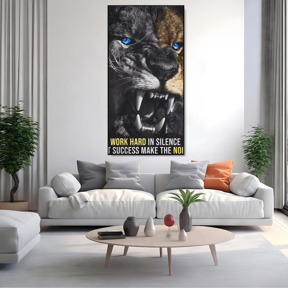 Tablou canvas cu tablou canvas cu leu fioros, in rama de aluminiu negru, pe perete intr-un living