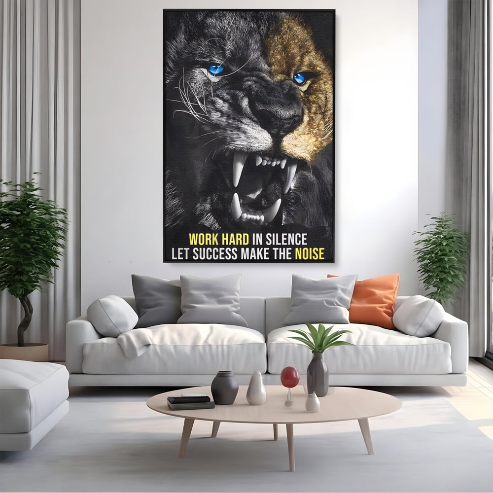 Tablou canvas cu tablou canvas cu leu fioros, in rama de aluminiu negru, pe perete intr-un living