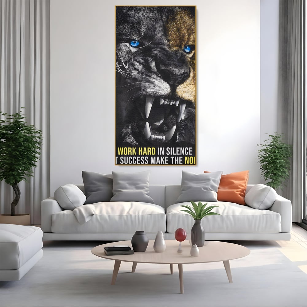 Tablou canvas cu tablou canvas cu leu fioros, in rama de aluminiu auriu, pe perete intr-un living
