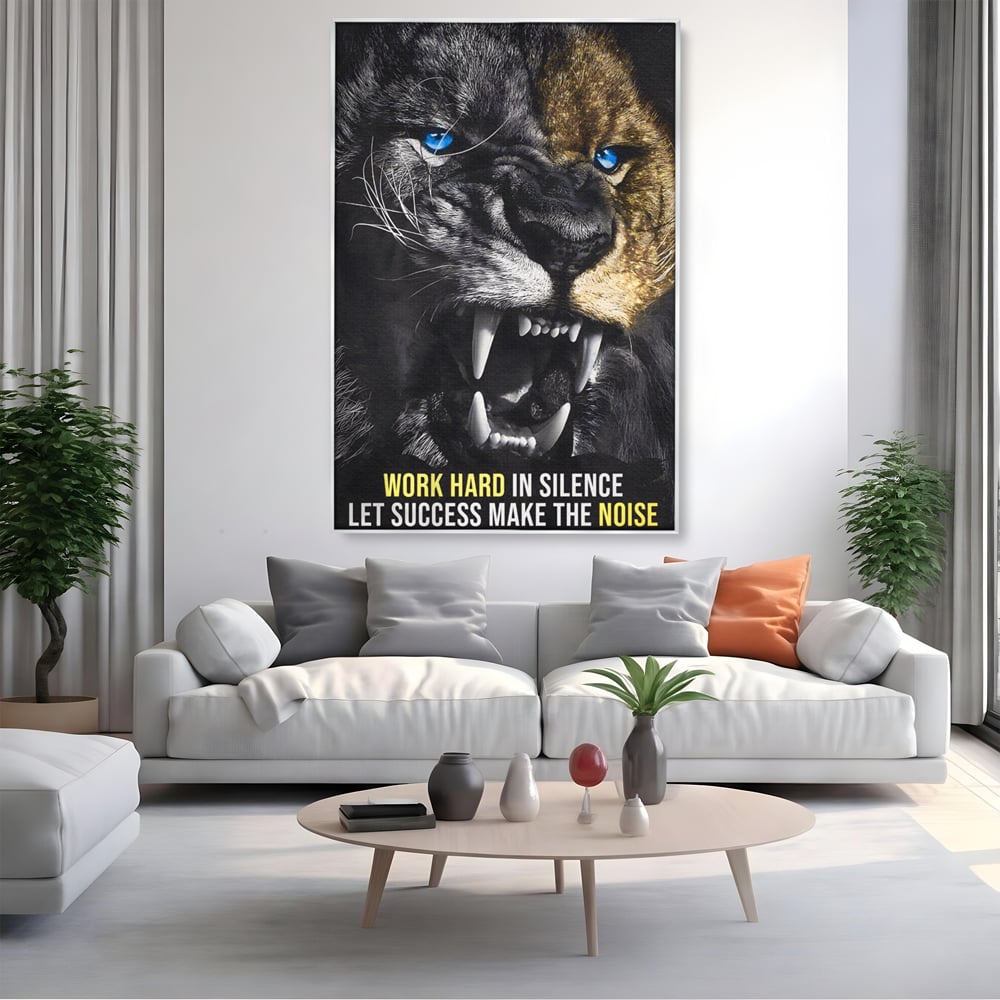 Tablou canvas cu tablou canvas cu leu fioros, in rama de aluminiu argintiu, pe perete intr-un living