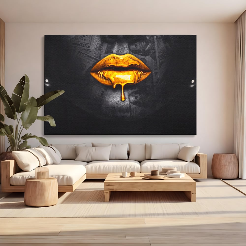 Tablou canvas cu buze aurii cu picatura si bancnote, fara rama, pe sasiu de lemn, pe perete intr-un living