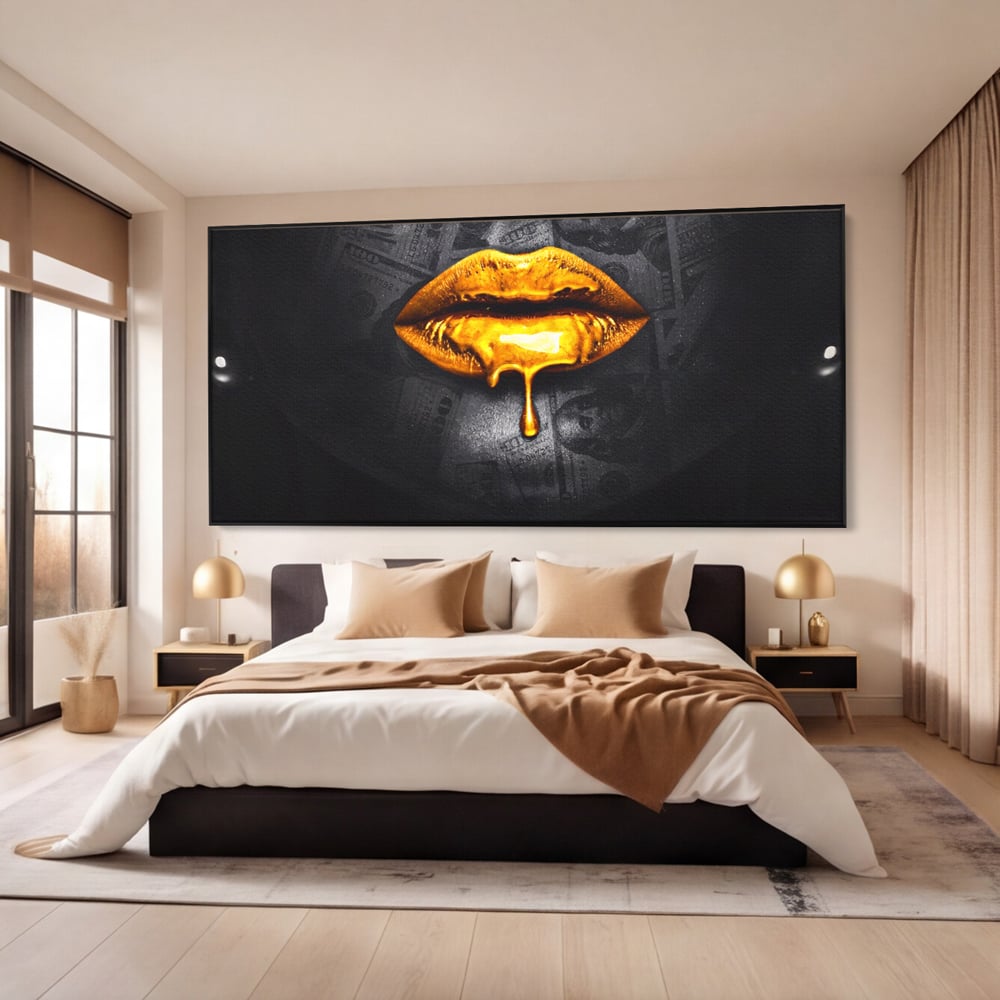 Tablou canvas cu buze aurii cu picatura si bancnote, in rama de aluminiu negru, pe perete intr-un dormitor