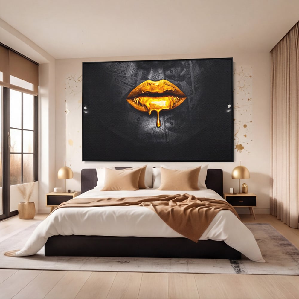 Tablou canvas cu buze aurii cu picatura si bancnote, in rama de aluminiu negru, pe perete intr-un dormitor