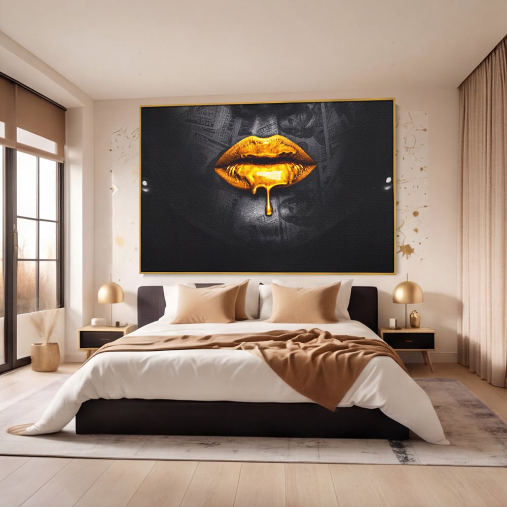 Tablou canvas cu buze aurii cu picatura si bancnote, in rama de aluminiu auriu, pe perete intr-un dormitor
