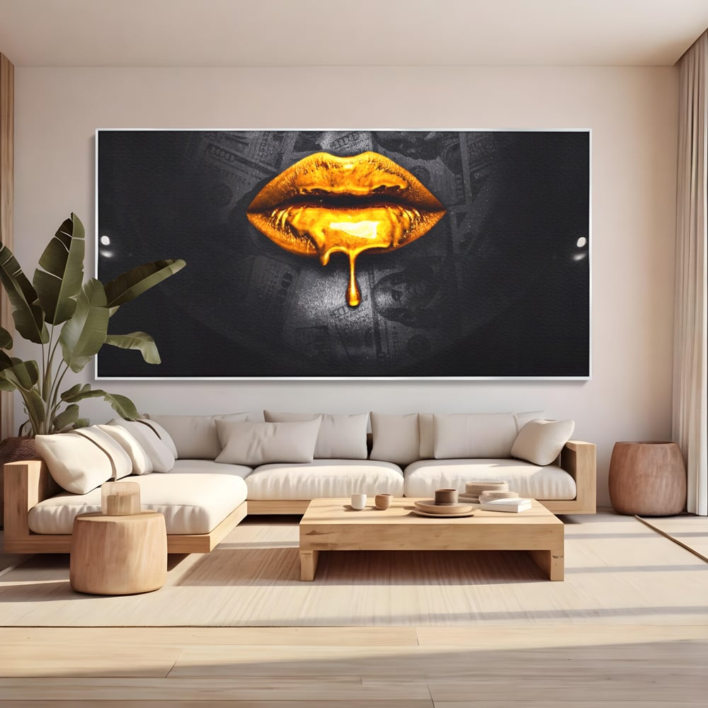 Tablou canvas cu buze aurii cu picatura si bancnote, in rama de aluminiu argintiu, pe perete intr-un living