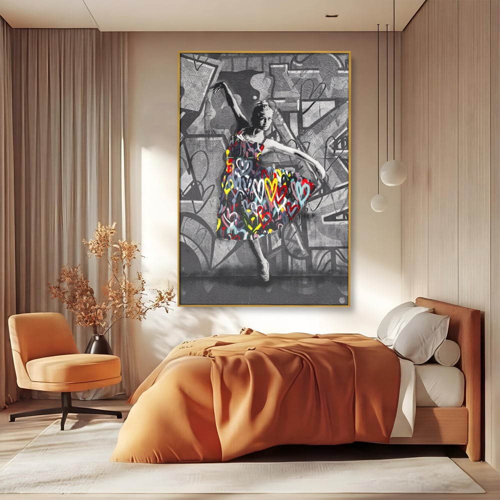 Tablou canvas cu tablou canvas cu balerina stilizata, in rama de aluminiu auriu, pe perete intr-un dormitor