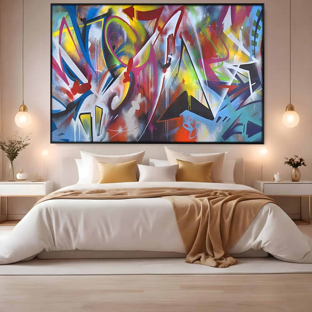 Tablou canvas cu tablou canvas cu arta graffiti colorata, in rama de aluminiu negru, pe perete intr-un dormitor
