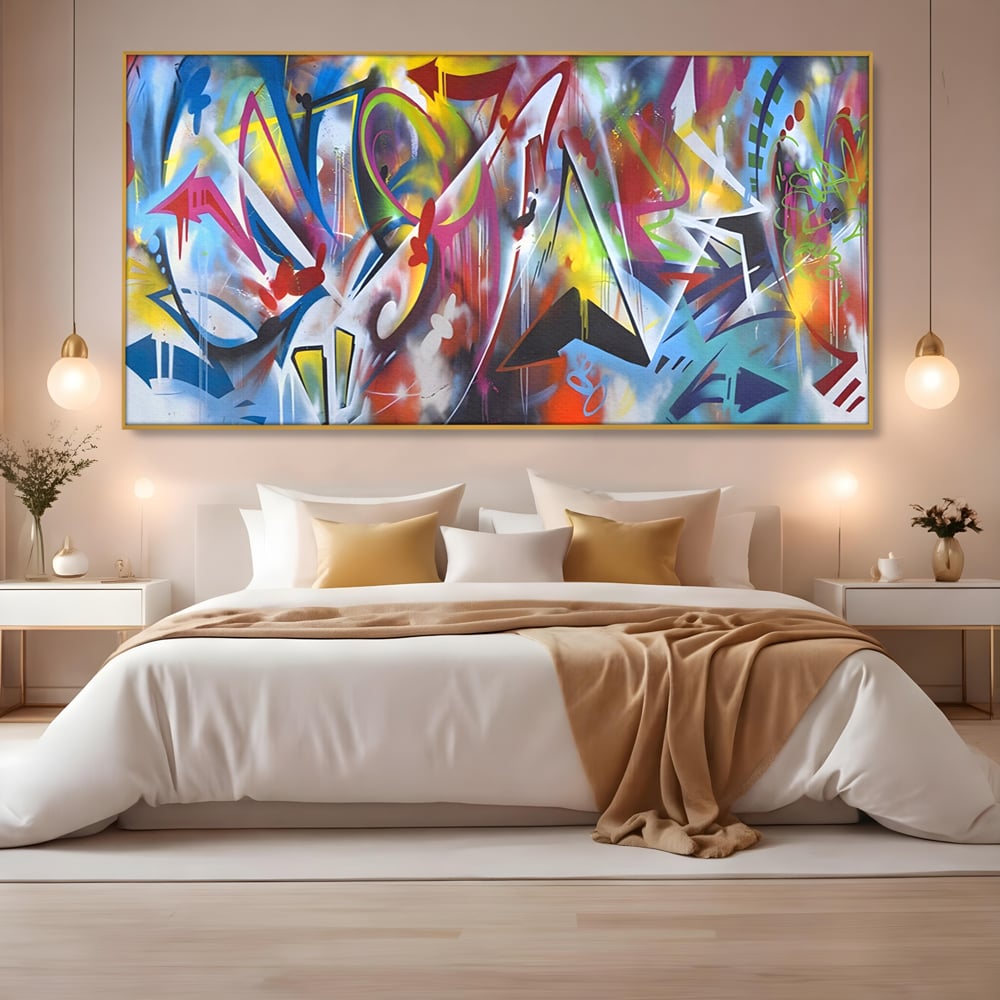 Tablou canvas cu tablou canvas cu arta graffiti colorata, in rama de aluminiu auriu, pe perete intr-un dormitor