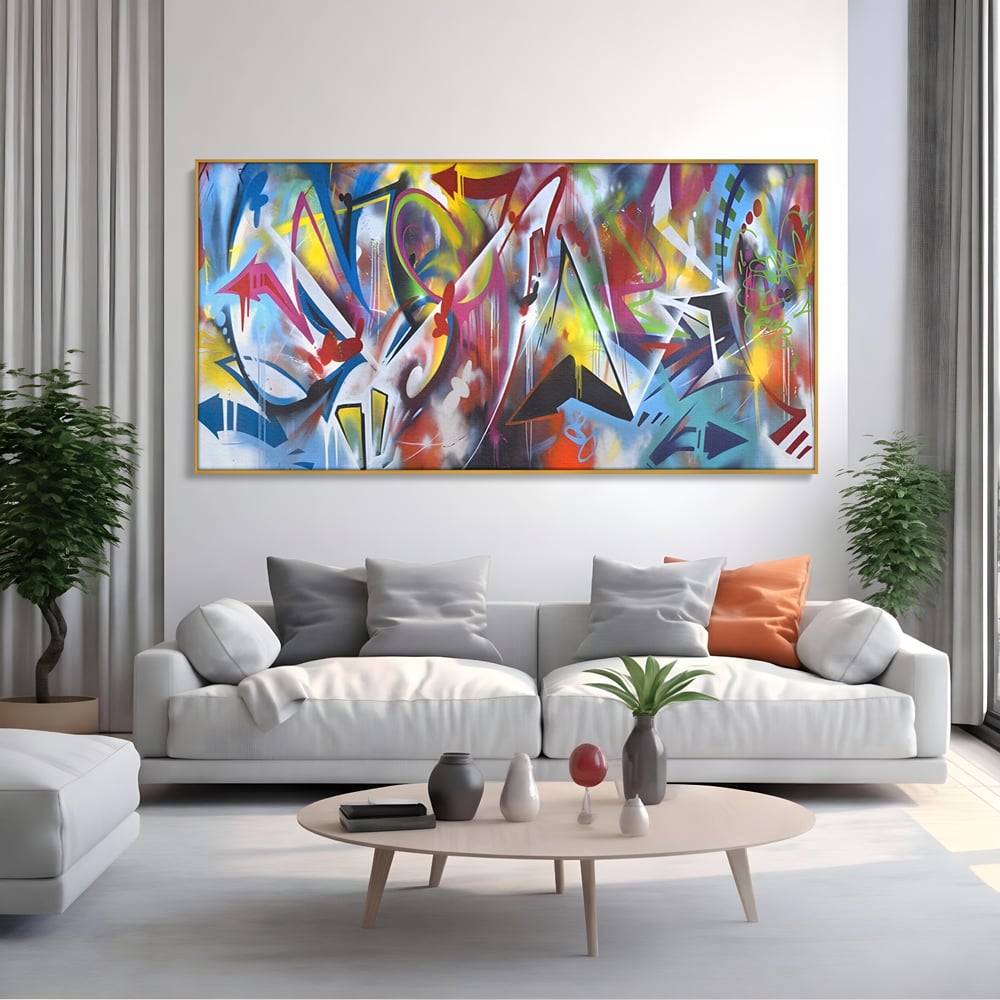 Tablou canvas cu tablou canvas cu arta graffiti colorata, in rama de aluminiu auriu, pe perete intr-un living