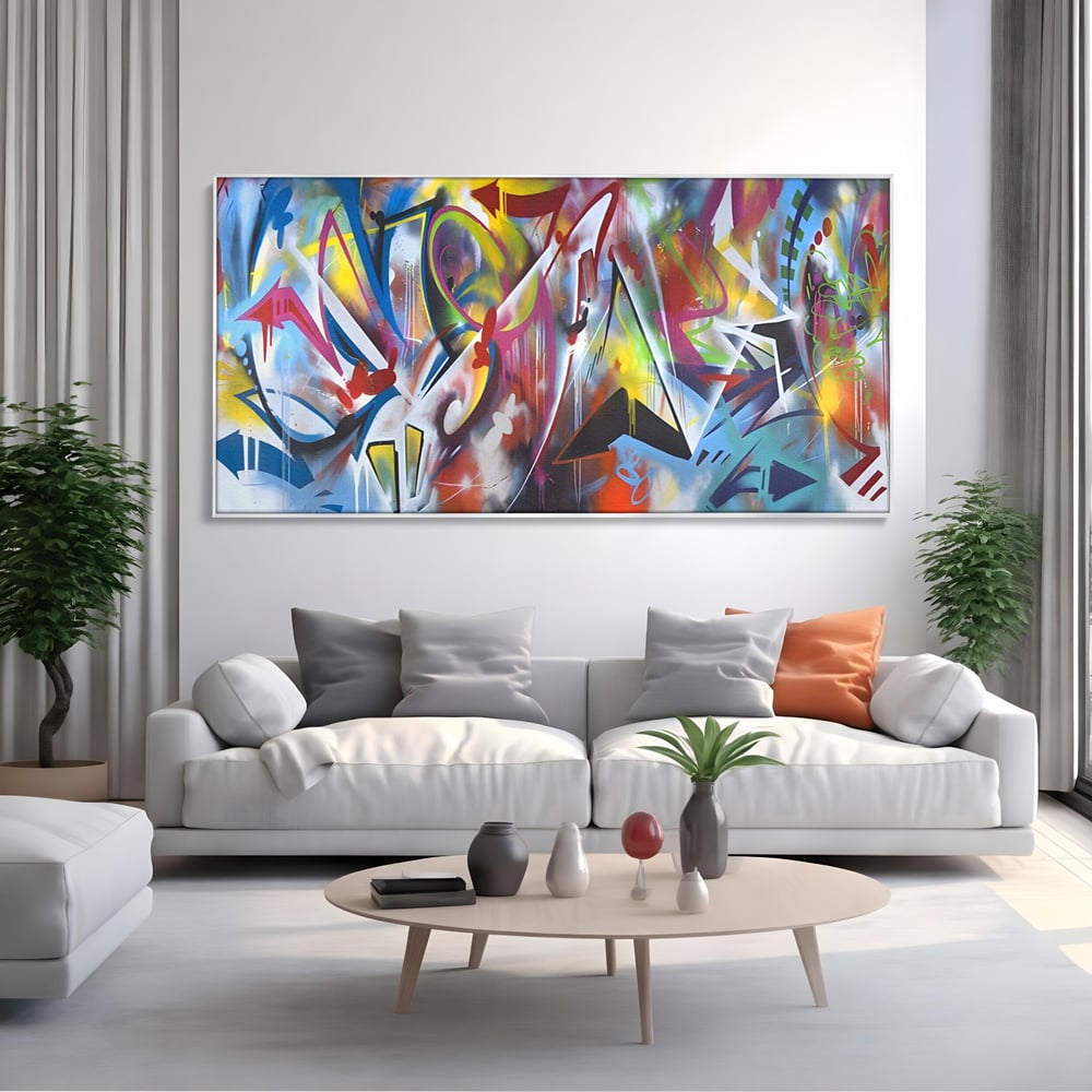 Tablou canvas cu tablou canvas cu arta graffiti colorata, in rama de aluminiu argintiu, pe perete intr-un living