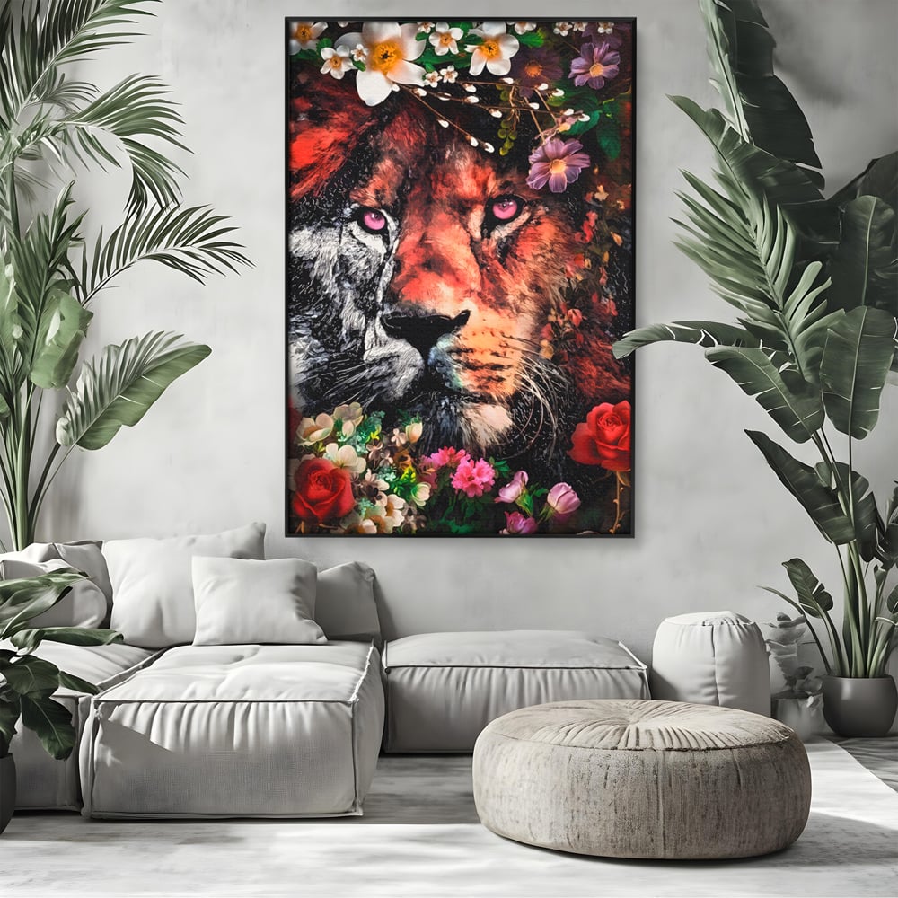 Tablou canvas cu tablou canvas cu cap de leu, in rama de aluminiu negru, pe perete intr-un living