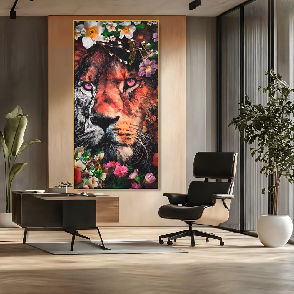 Tablou canvas cu tablou canvas cu cap de leu, in rama de aluminiu auriu, pe perete intr-un birou