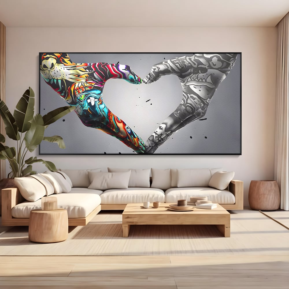 Tablou canvas cu tablou canvas cu maini in forma de inima stil grafitti, in rama de aluminiu negru, pe perete intr-un living