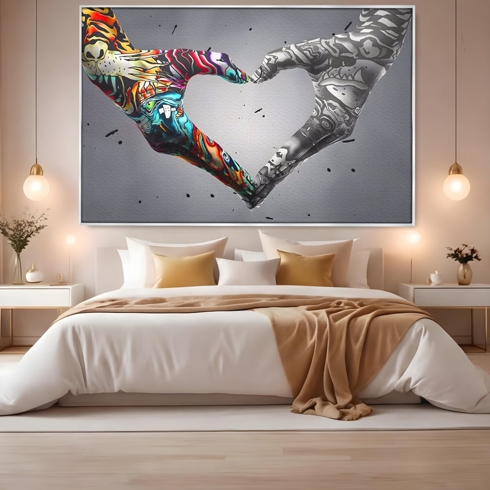 Tablou canvas cu tablou canvas cu maini in forma de inima stil grafitti, in rama de aluminiu argintiu, pe perete intr-un dormitor