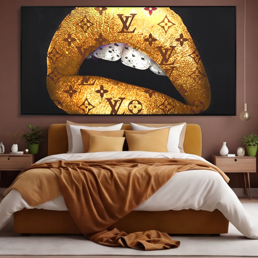 Tablou canvas cu tablou canvas cu buze aurii si model louis vuitton, in rama de aluminiu negru, pe perete intr-un dormitor