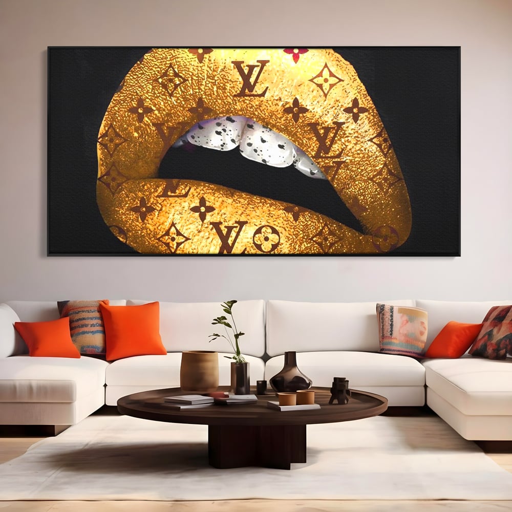 Tablou canvas cu tablou canvas cu buze aurii si model louis vuitton, in rama de aluminiu negru, pe perete intr-un living