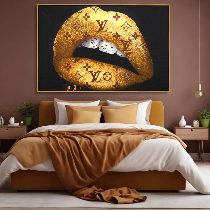 Tablou canvas cu tablou canvas cu buze aurii si model louis vuitton, in rama de aluminiu auriu, pe perete intr-un dormitor