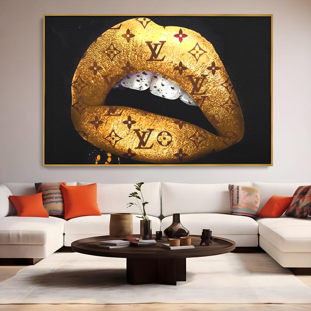 Tablou canvas cu tablou canvas cu buze aurii si model louis vuitton, in rama de aluminiu auriu, pe perete intr-un living