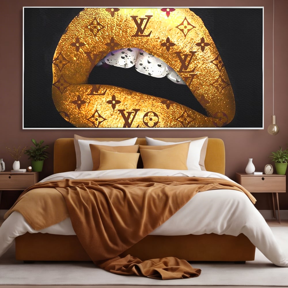 Tablou canvas cu tablou canvas cu buze aurii si model louis vuitton, in rama de aluminiu argintiu, pe perete intr-un dormitor