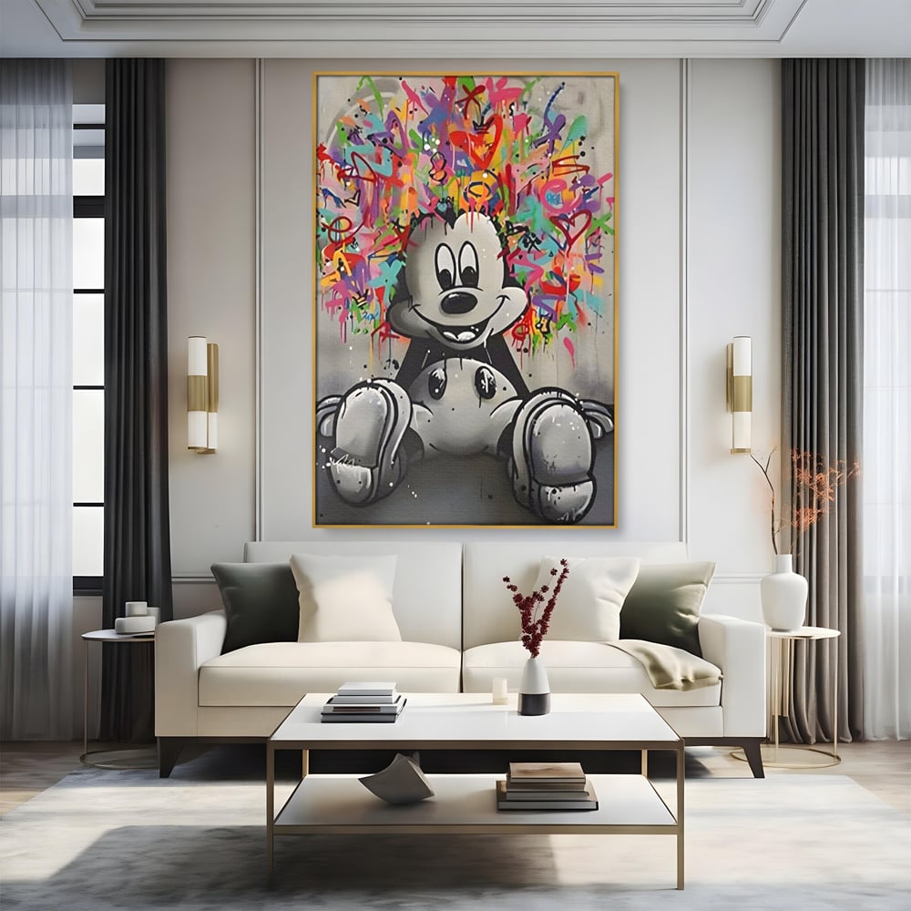 Tablou canvas cu tablou canvas cu mickey mouse colorat, in rama de aluminiu auriu, pe perete intr-un living