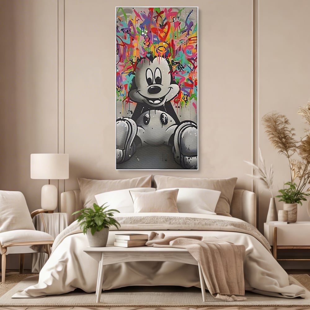 Tablou canvas cu tablou canvas cu mickey mouse colorat, in rama de aluminiu argintiu, pe perete intr-un dormitor
