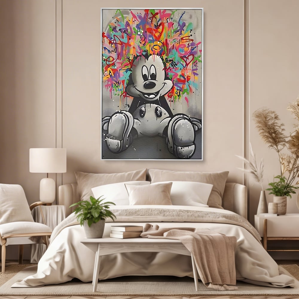 Tablou canvas cu tablou canvas cu mickey mouse colorat, in rama de aluminiu argintiu, pe perete intr-un dormitor