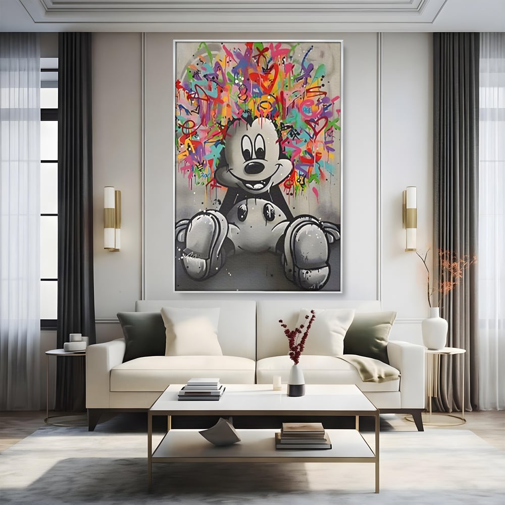 Tablou canvas cu tablou canvas cu mickey mouse colorat, in rama de aluminiu argintiu, pe perete intr-un living