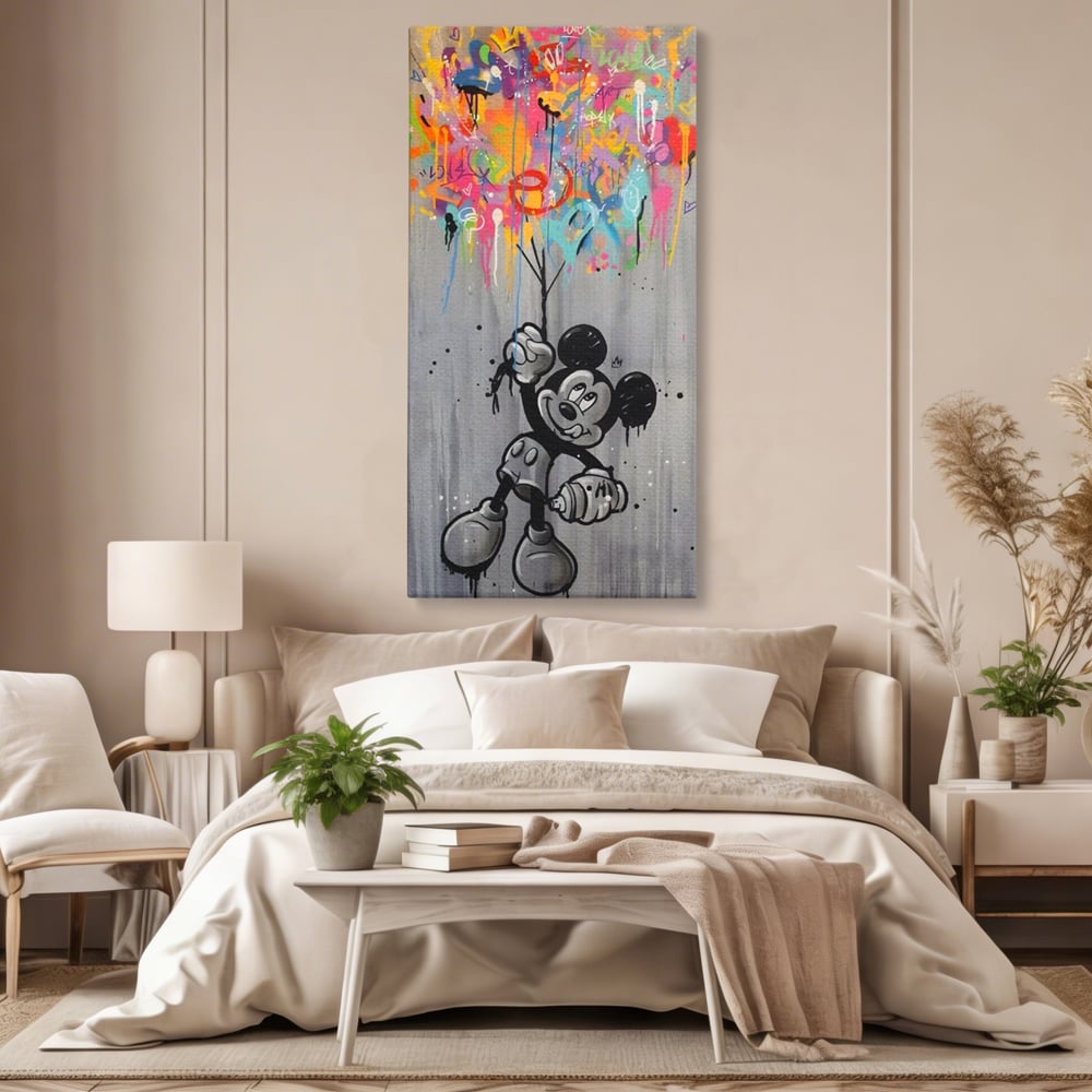 Tablou canvas cu tablou canvas cu mickey mouse si baloane, fara rama, pe sasiu de lemn, pe perete intr-un dormitor