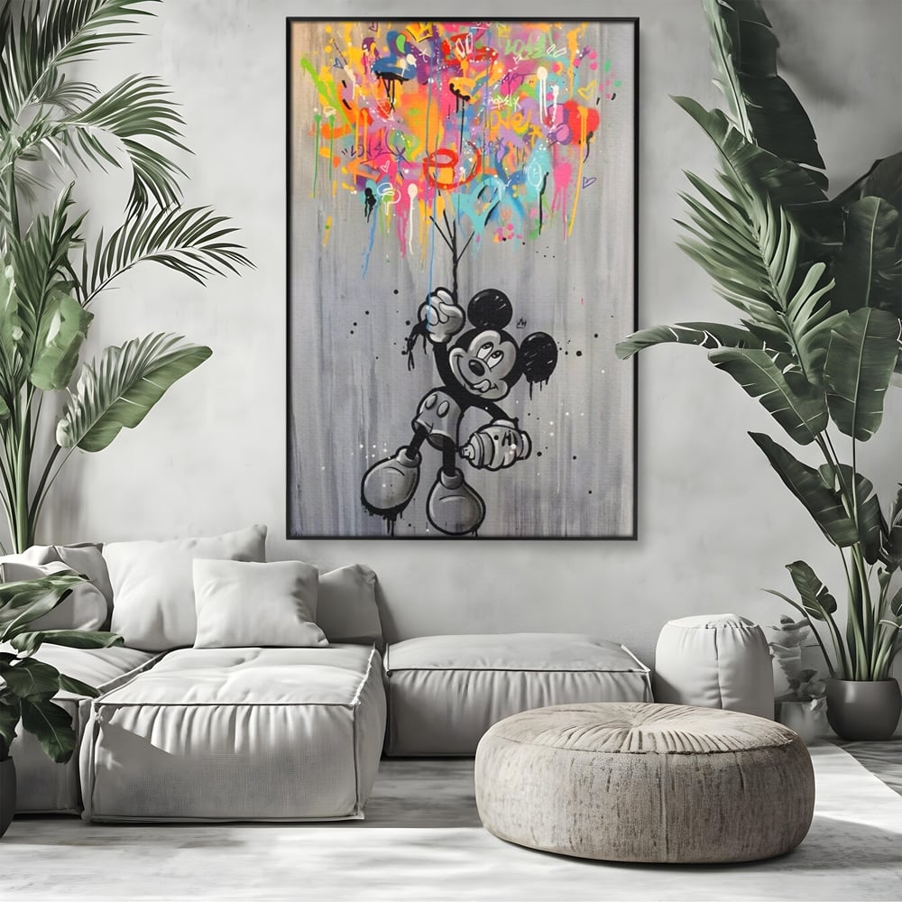 Tablou canvas cu tablou canvas cu mickey mouse si baloane, in rama de aluminiu negru, pe perete intr-un living