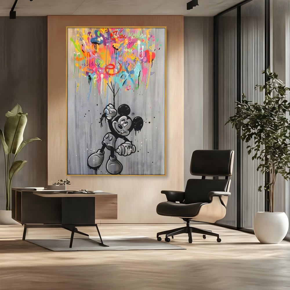 Tablou canvas cu tablou canvas cu mickey mouse si baloane, in rama de aluminiu auriu, pe perete intr-un birou