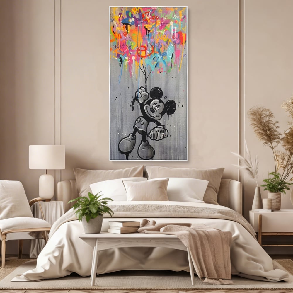 Tablou canvas cu tablou canvas cu mickey mouse si baloane, in rama de aluminiu argintiu, pe perete intr-un dormitor
