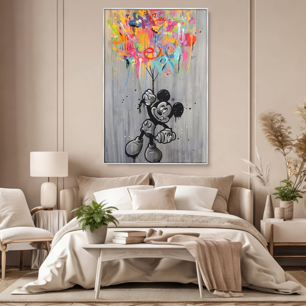 Tablou canvas cu tablou canvas cu mickey mouse si baloane, in rama de aluminiu argintiu, pe perete intr-un dormitor