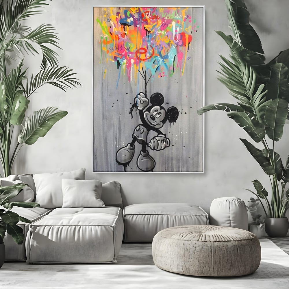 Tablou canvas cu tablou canvas cu mickey mouse si baloane, in rama de aluminiu argintiu, pe perete intr-un living
