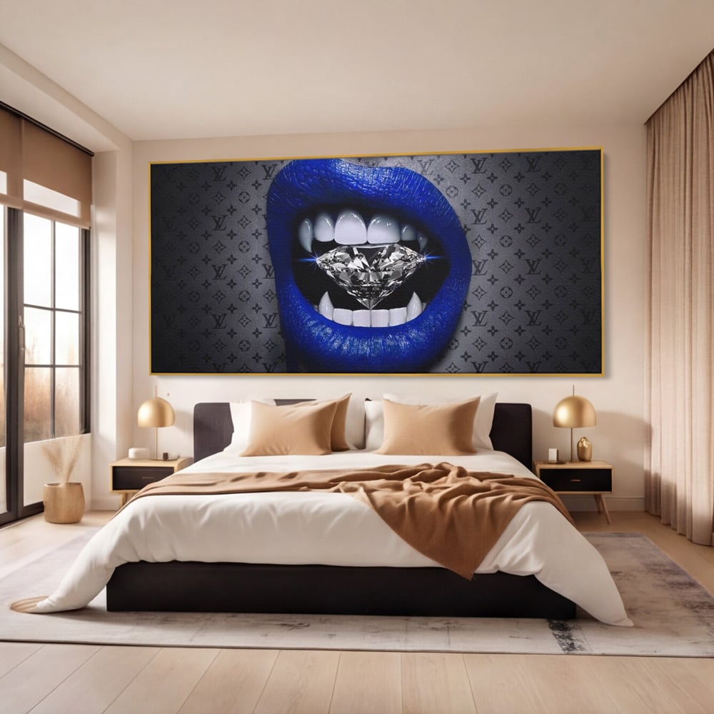 Tablou canvas cu buze albastre cu diamant, in rama de aluminiu auriu, pe perete intr-un dormitor