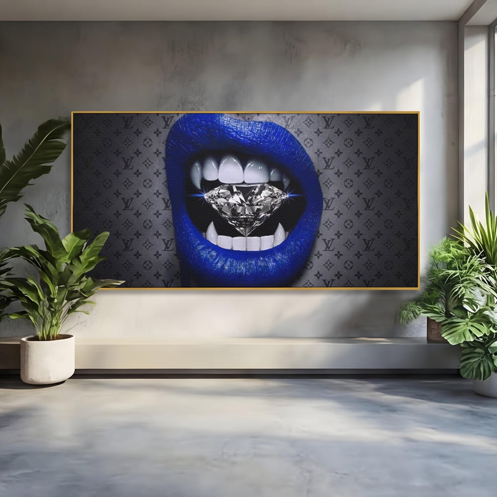 Tablou canvas cu buze albastre cu diamant, in rama de aluminiu auriu