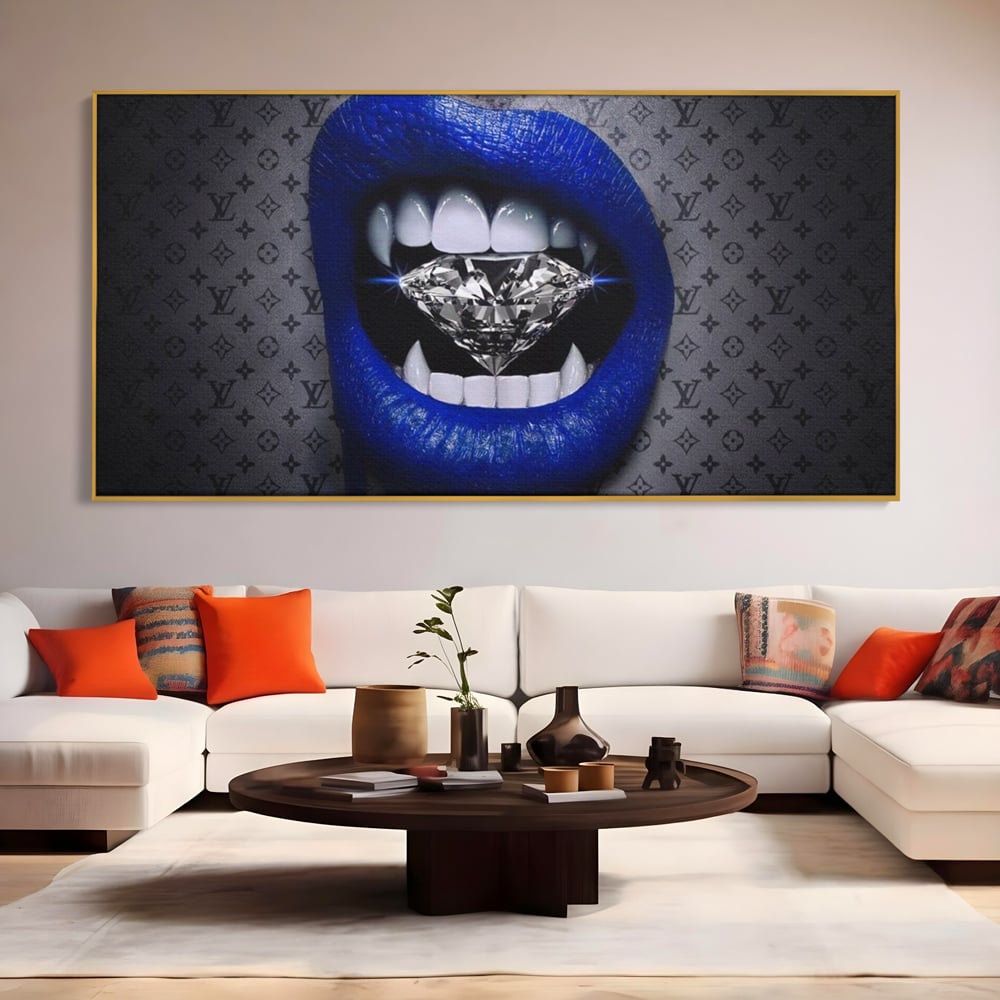 Tablou canvas cu buze albastre cu diamant, in rama de aluminiu auriu, pe perete intr-un living
