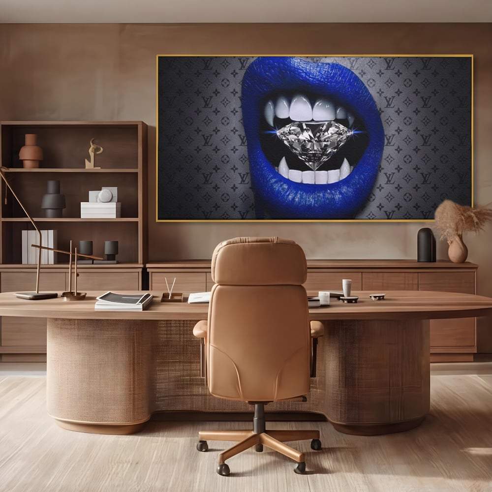 Tablou canvas cu buze albastre cu diamant, in rama de aluminiu auriu, pe perete intr-un birou
