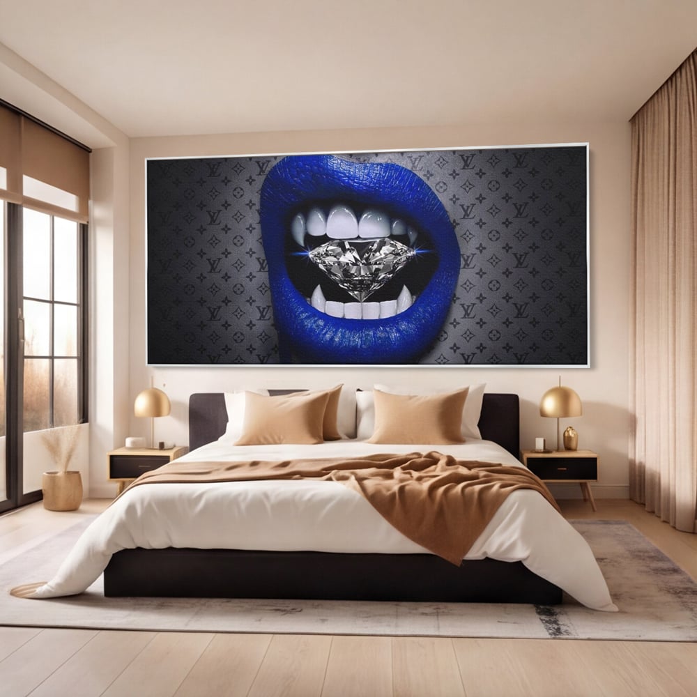 Tablou canvas cu buze albastre cu diamant, in rama de aluminiu argintiu, pe perete intr-un dormitor
