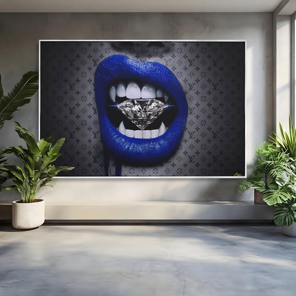 Tablou canvas cu buze albastre cu diamant, in rama de aluminiu argintiu