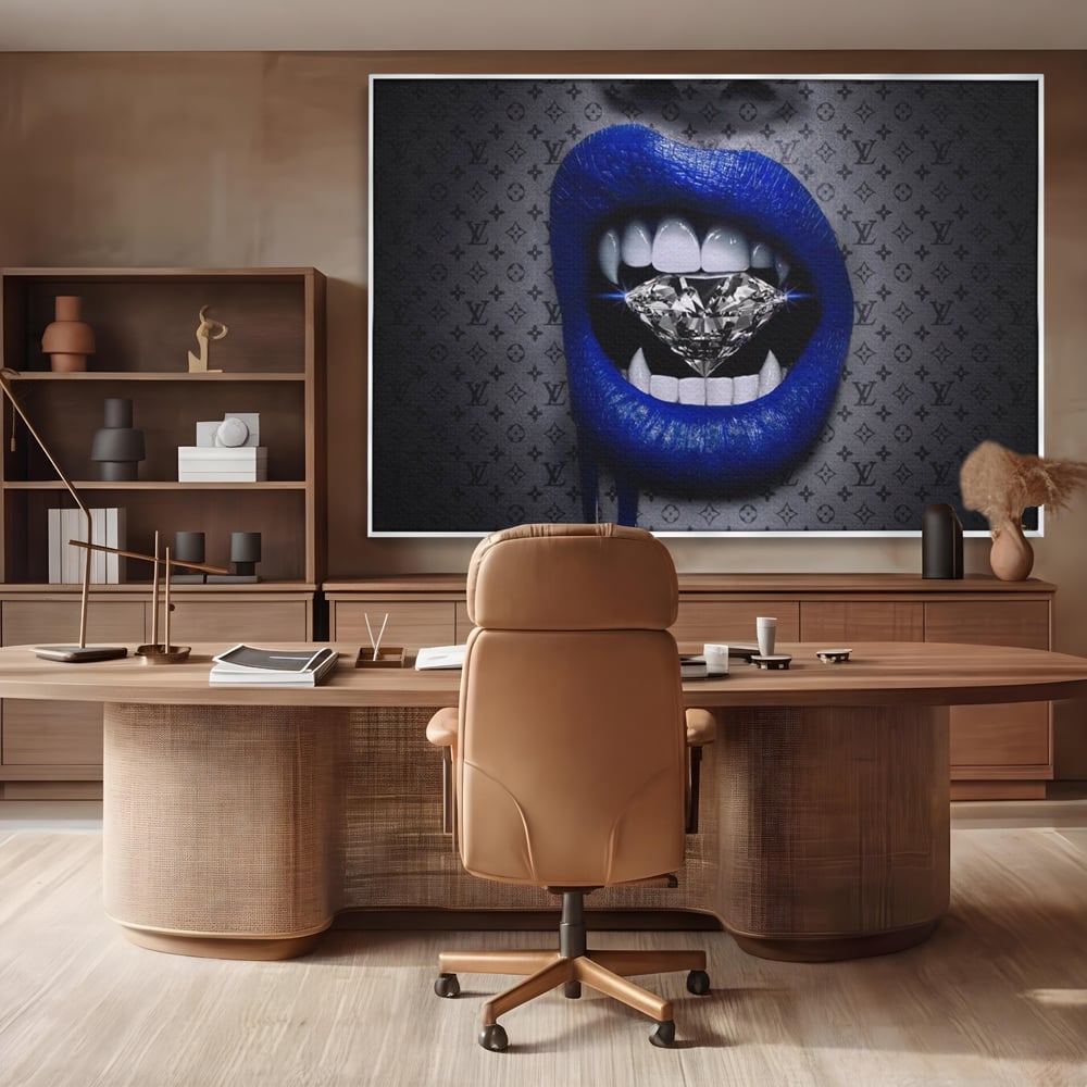 Tablou canvas cu buze albastre cu diamant, in rama de aluminiu argintiu, pe perete intr-un birou