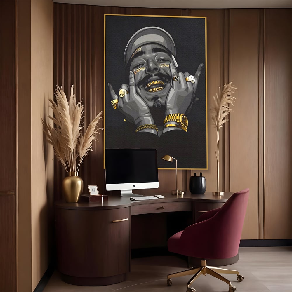 Tablou canvas cu tablou canvas cu portret post malone, in rama de aluminiu auriu, pe perete intr-un birou
