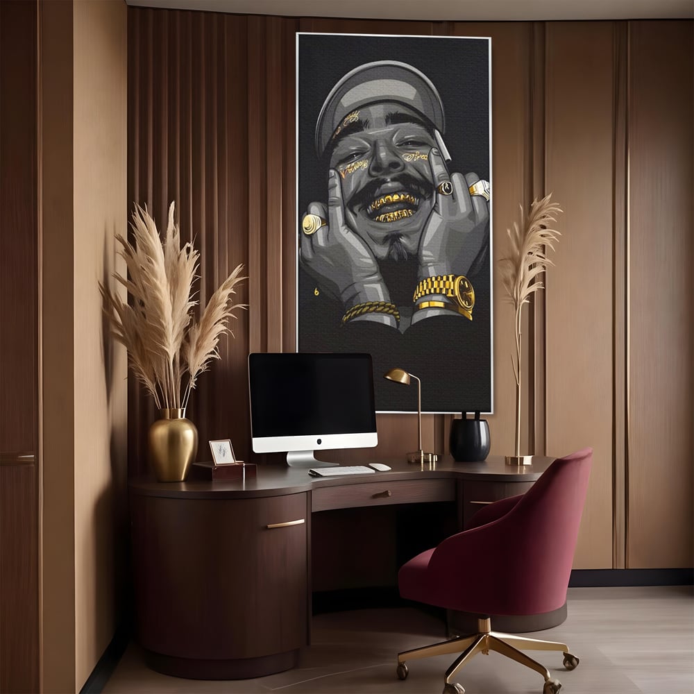 Tablou canvas cu tablou canvas cu portret post malone, in rama de aluminiu argintiu, pe perete intr-un birou